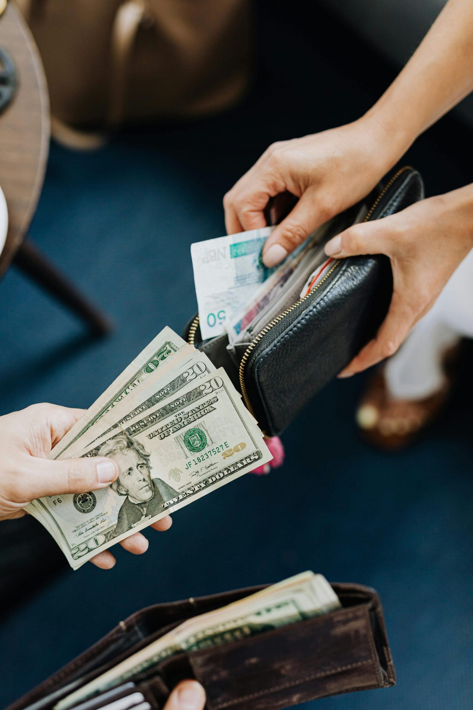 Salary Benchmarking: Warum Unternehmen ohne Gehaltsvergleiche untergehen
